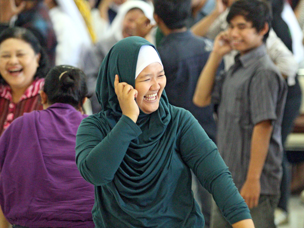 laughter-yoga-session-with-delayed-passengers-at-j